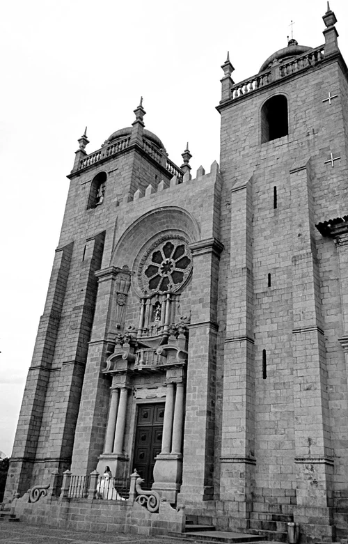 Bride+on+steps+of+Cathedral+Se+Porto